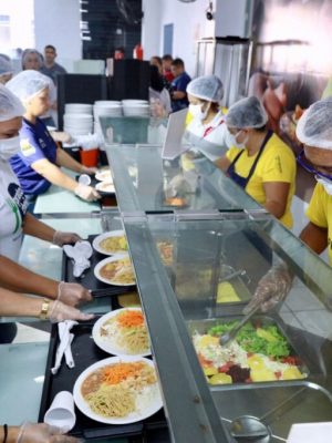 O programa Prato Cheio é referência no combate à fome, garantindo acesso à uma alimentação adequada e de qualidade para a população amazonense em situação de vulnerabilidade. O programa tem 44 unidades em funcionamento, sendo 18 em Manaus e 26 no interior.