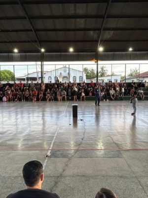 A Defensoria Pública do Estado do Amazonas (DPE-AM) realizou, nesta terça-feira (11), uma conversa com o tema “A Importância da Presença Escolar: Responsabilidade dos Pais e Consequências Legais”, na Escola Estadual Irmã Carmem, em Humaitá. A palestra foi ministrada pelo defensor público Newton Ramon Lucena e teve como objetivo conscientizar pais e responsáveis sobre o papel fundamental da educação na formação das crianças e adolescentes.